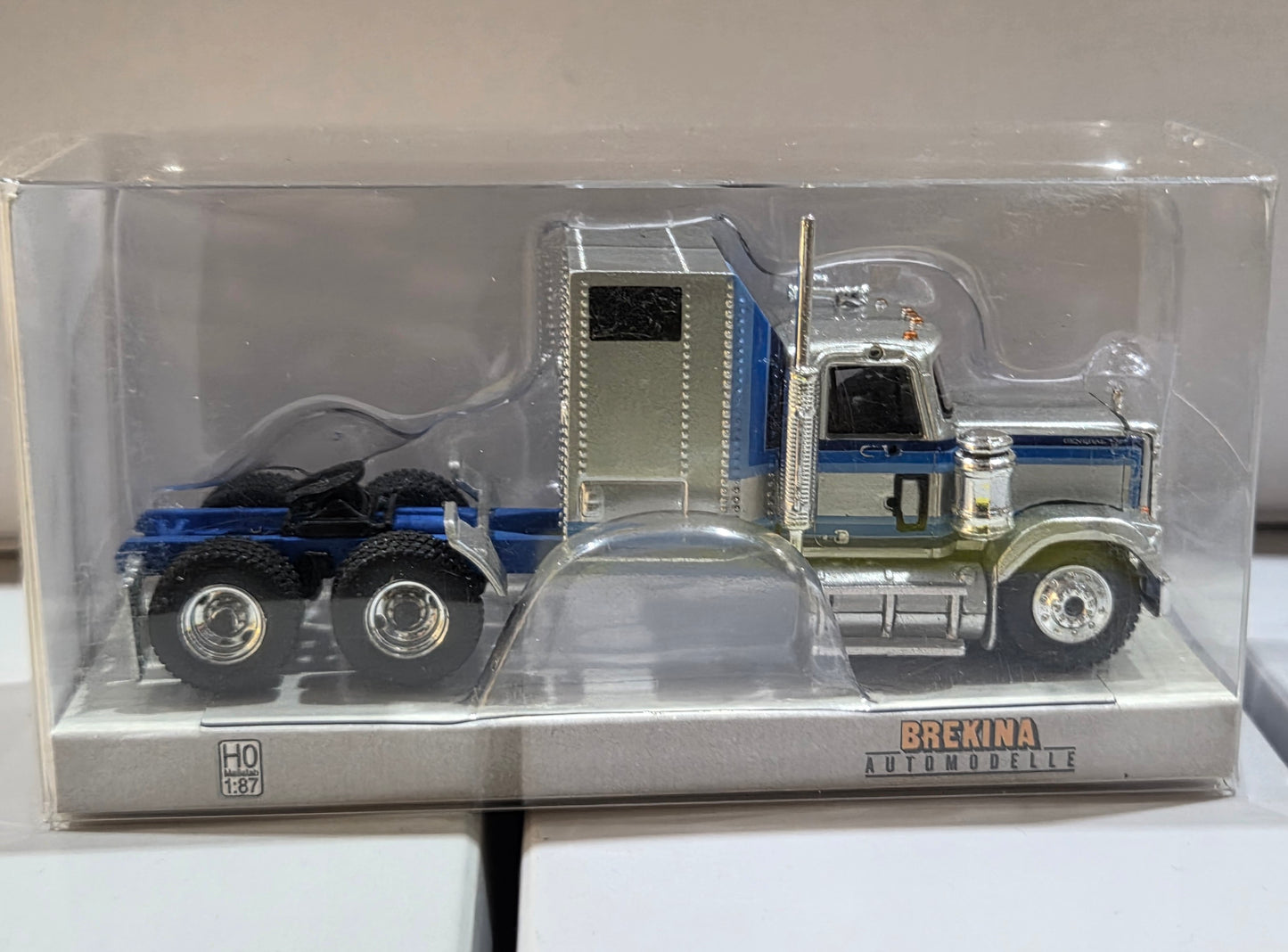 BREKINA 1:87 GMC general, silver/blue - item 85775)