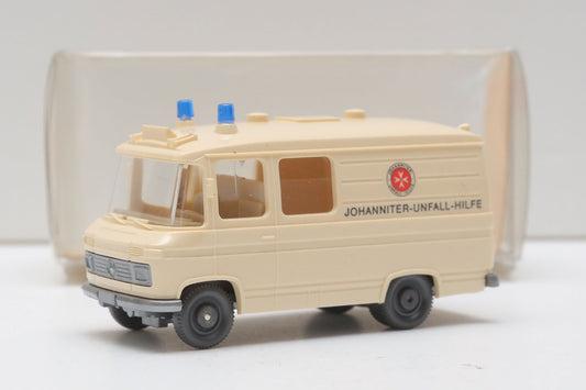 USED/OLD STOCK 1:87 scale, Wiking Ambulance van item 0105