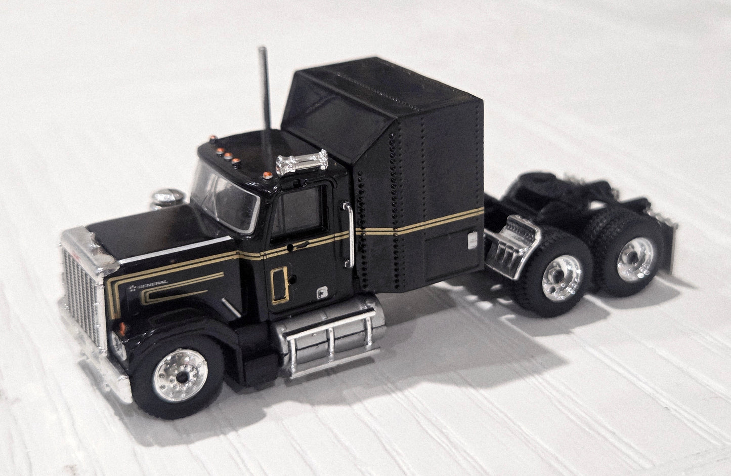 BREKINA 1:87 1980 GMC General semi-truck - item 85776