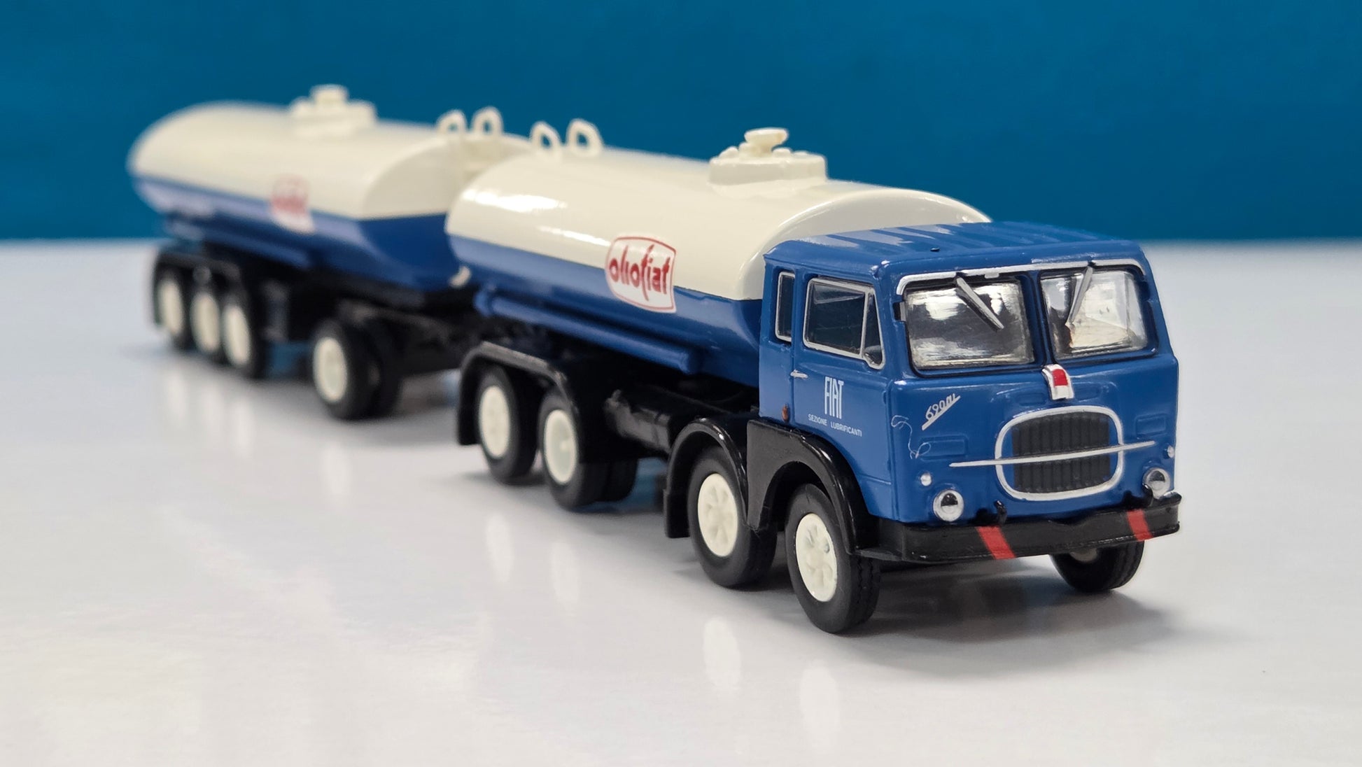 BREKINA 1:87 Fiat 690 Millepiedi "Olio Fiat" truck - item 85453