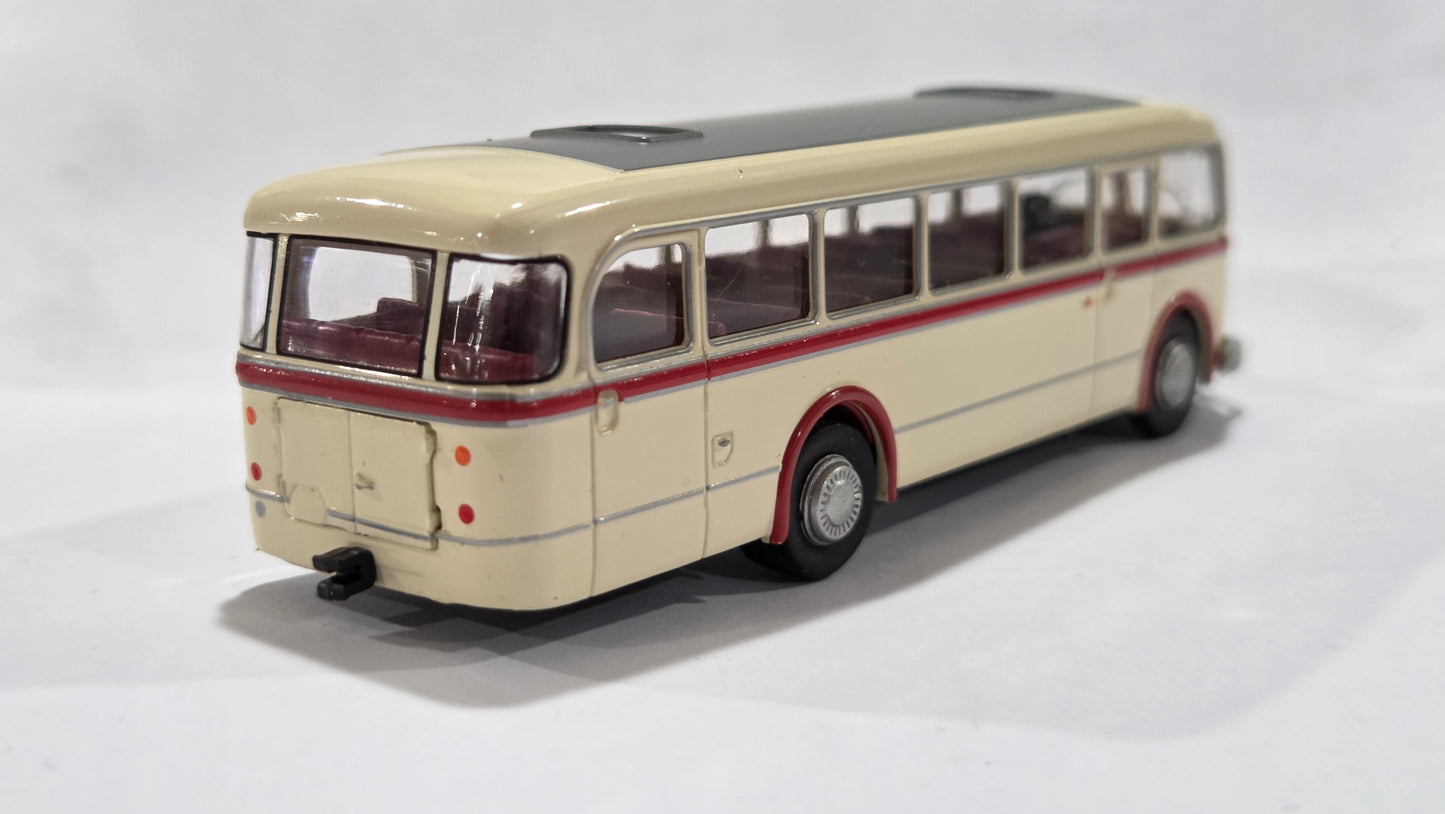 BREKINA 1:87 IFA H6B bus, beige/red - item 59850