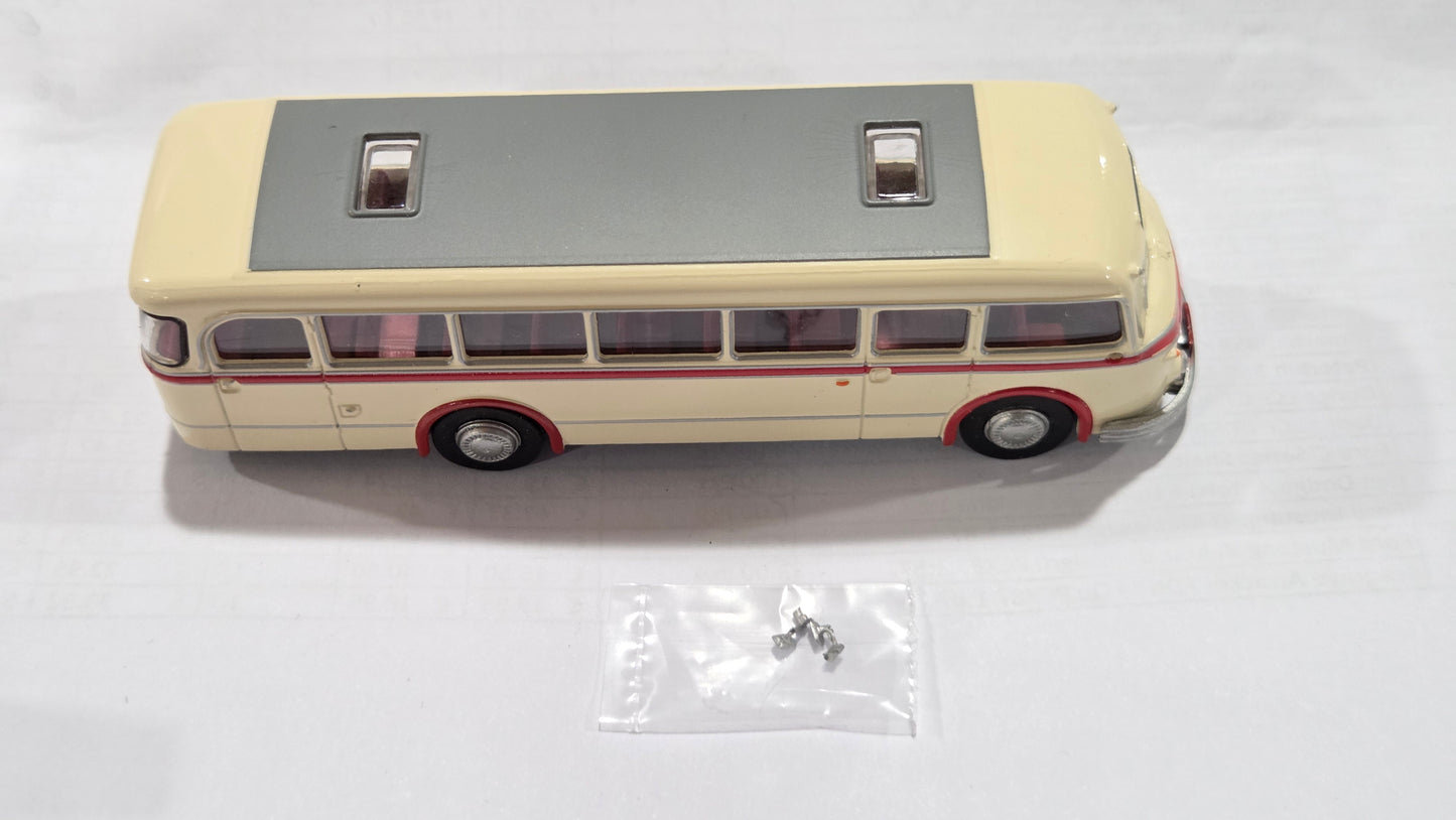 BREKINA 1:87 IFA H6B bus, beige/red - item 59850