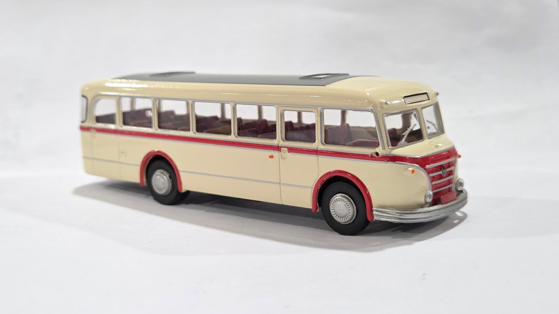 BREKINA 1:87 IFA H6B bus, beige/red - item 59850